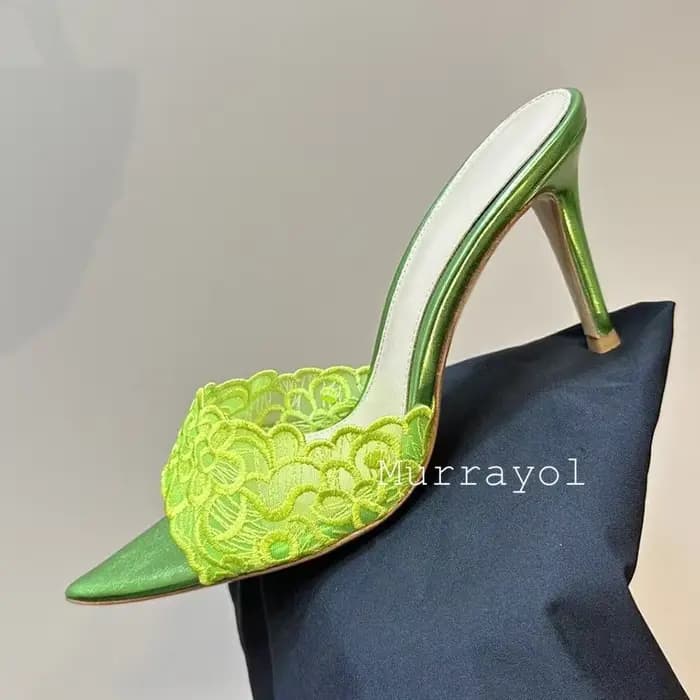 Nouveau Design de broderie en dentelle bout ouvert mince talons hauts pantoufles femmes