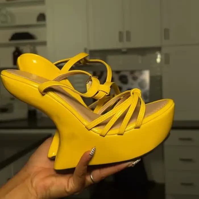 Sandales à talons Fretwrok en cuir verni brillant à bout pointu et bride étroite