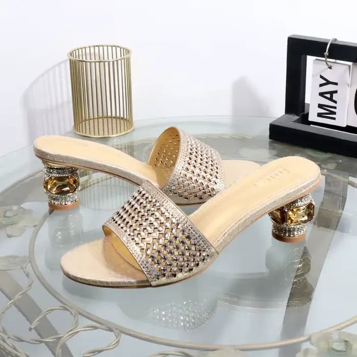 Sandales à talons dorés avec strass