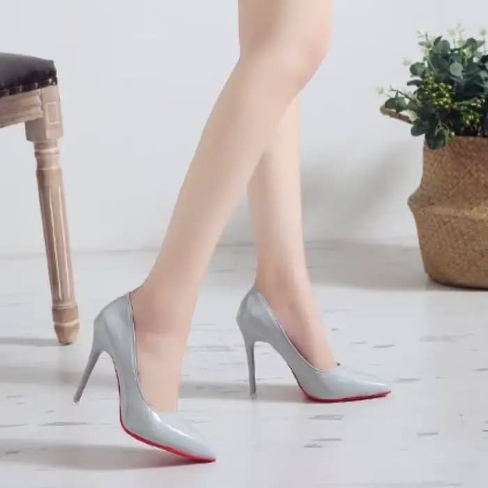 Escarpins blancs à bout pointu et talons hauts