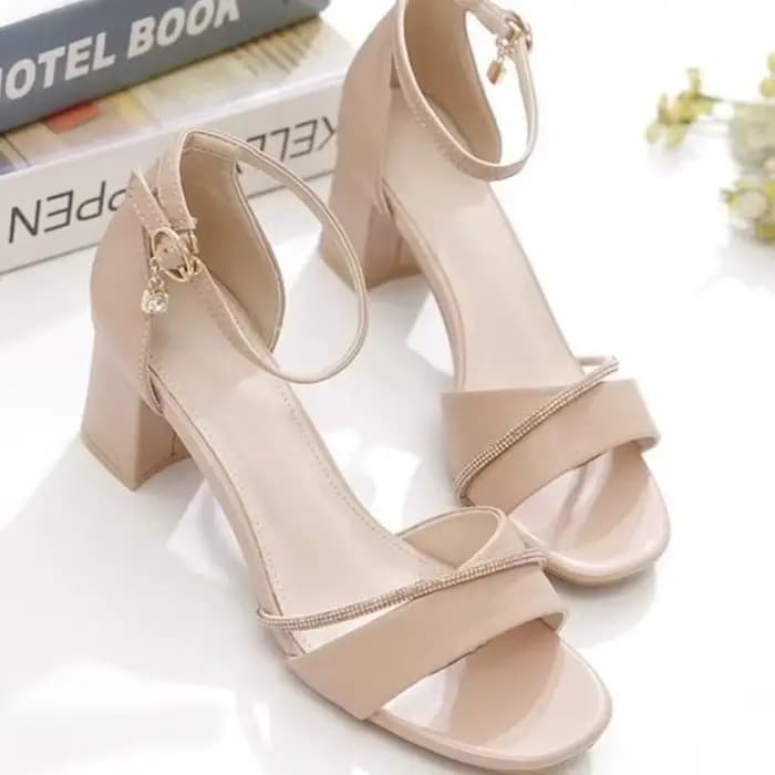 Sandales modernes beige à talon bloc