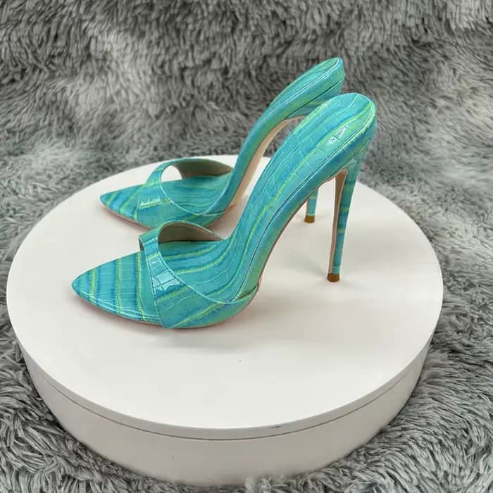 Mules à talon aiguille en cuir verni turquoise gaufré façon croco pour femme - Sandales