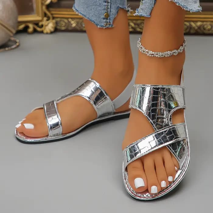 Sandales plates croisées en similicuir croco argenté métallisé pour femme