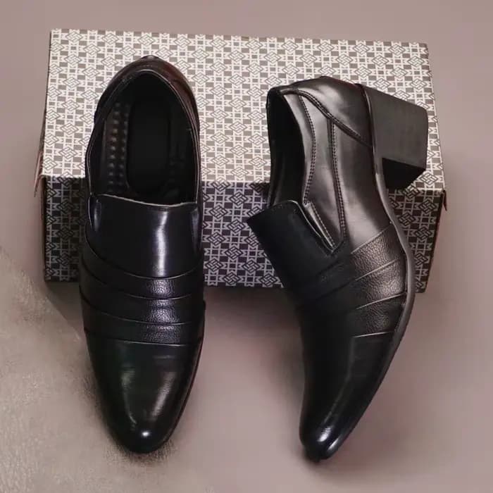 Vente chaude hommes en cuir talons hauts Europe amérique pointu haut de gamme Banquet chaussures habillées affaires hommes chaussures de travail polyvalentes