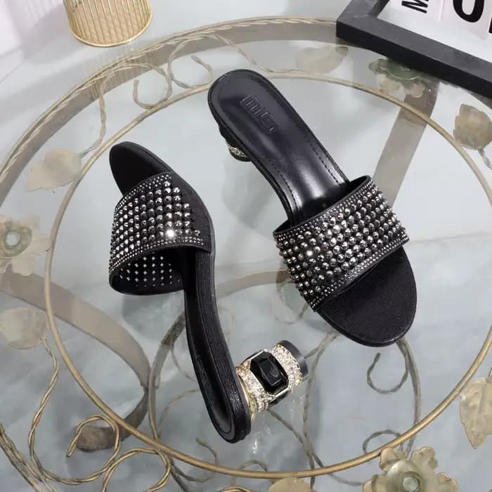 Sandales à talons dorés avec strass