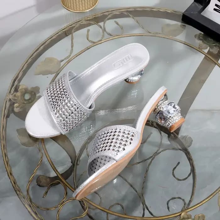 Sandales à talons dorés avec strass