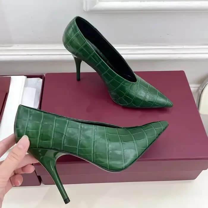 Escarpins en cuir de peau de serpent à talons hauts peu profonds