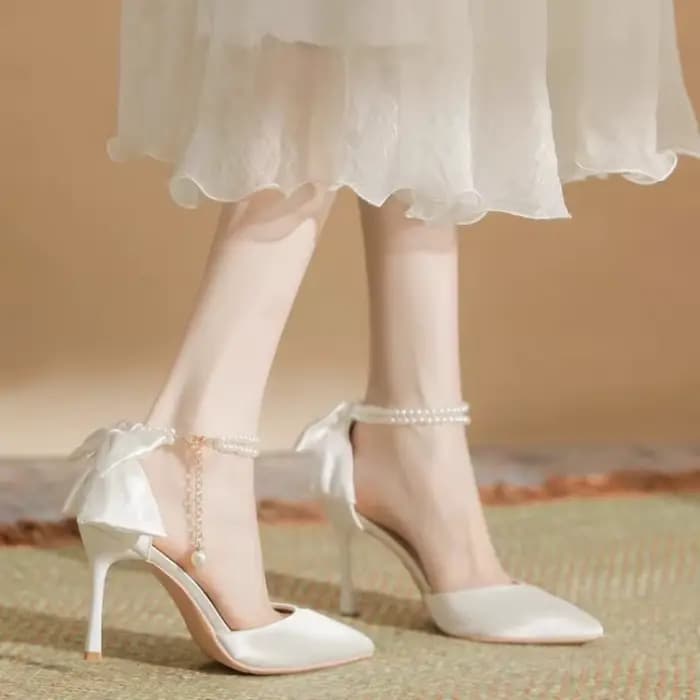 Nouvelles femmes talon mince sandales creuses femme perle papillon bout pointu talons hauts pompes