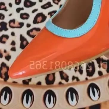 Sandales à bout pointu en cuir verni orange avec garniture bleu clair