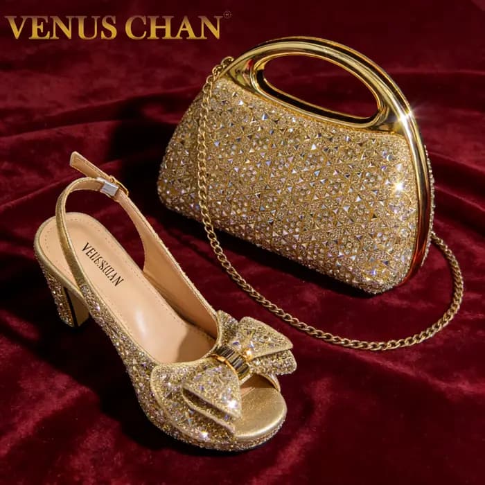 Venus Chan 2026 – Escarpins italiens dorés pour femme avec détails en strass et sac assorti – Design élégant à bout pointu