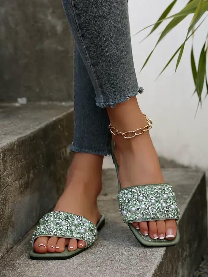 Nouvelles sandales d'été à la mode pour femmes, pantoufles à enfiler, cadeau d'anniversaire, chaussures décontractées d'extérieur de couleur unie, pantoufles de plage plates simples et élégantes, faci