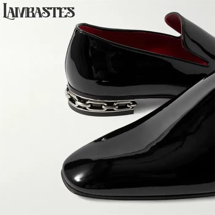 Mocassins à talon avec détails chaîne