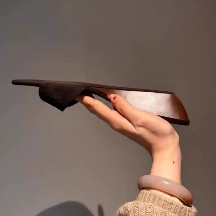 Talon incliné fond épais une pantoufles femmes 2025 nouvelles étriers tête ronde sandales à talons bas