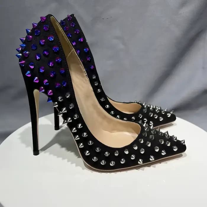 Escarpins à rivets noirs pour femmes