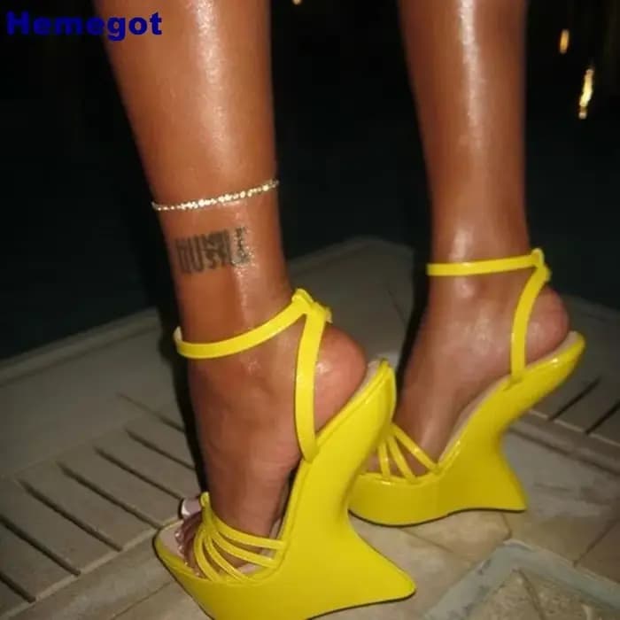 2025 plate-forme bout ouvert sandales à talons bizarres été nouvelle sangle croisée rue boucle fête sandale couleur