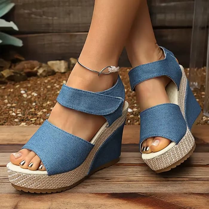Sandales compensées en jean bleu pour femme