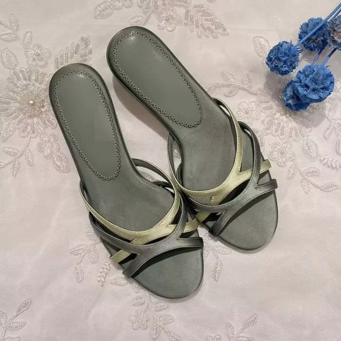 Sandales mules à talon chaton et bout carré en satin gris-vert à brides croisées pour femme – Élégance vintage