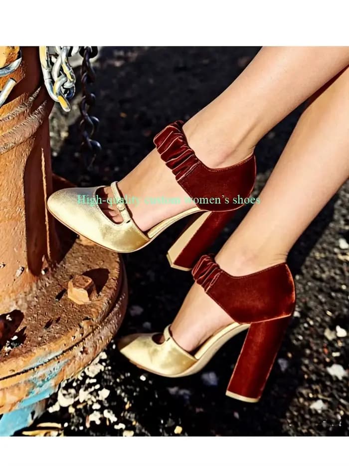 Chaussures de luxe pour femmes à talons hauts épais en velours bicolore or et bordeaux avec boucle sur le devant