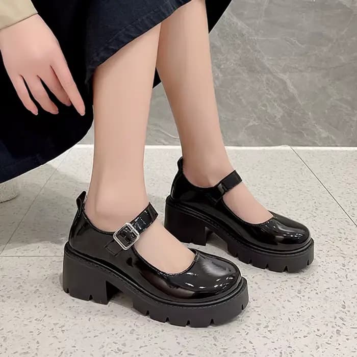 Escarpins à plateforme noirs en cuir verni pour femmes