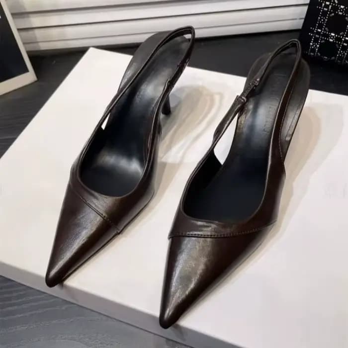 Sandales tendance de haute qualité. Chaussures à bout pointu et talon bas pour femmes