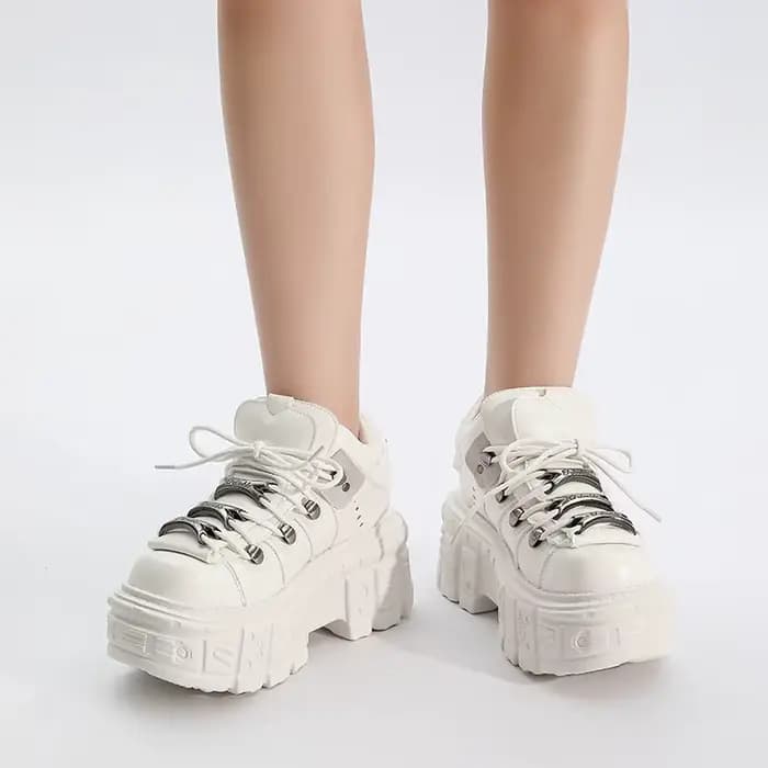 Bottines gothiques Rock pour femmes, chaussures à plateforme en cuir blanc, nouveau Style Punk, chaussures à lacets, hauteur de talon, décor en métal, baskets pour femmes