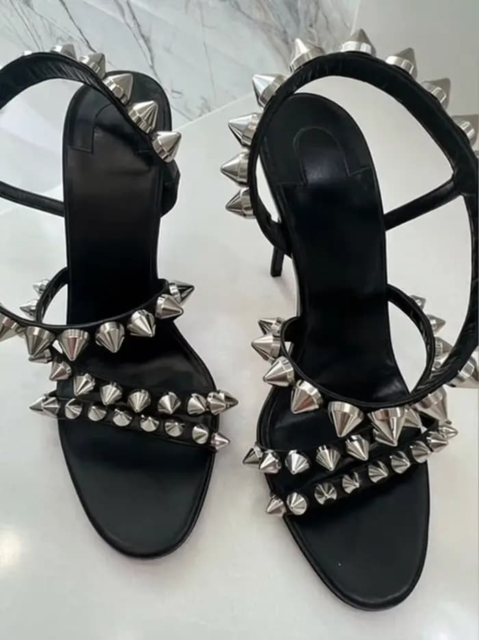 Sandales à talons aiguilles noires tendance avec lanières cloutées