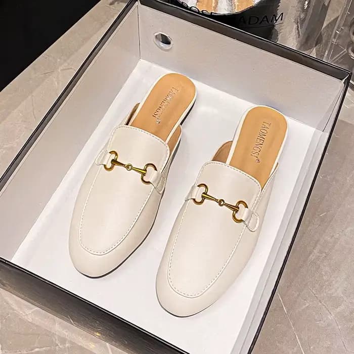 Sandales plates pour femmes avec détail mors de cheval