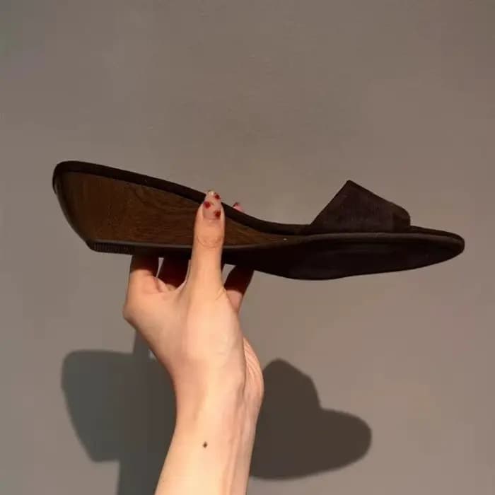 Talon incliné fond épais une pantoufles femmes 2025 nouvelles étriers tête ronde sandales à talons bas