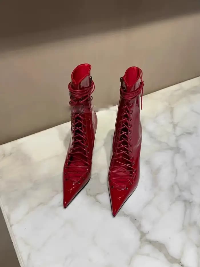 Bottines à lacets en cuir verni rouge