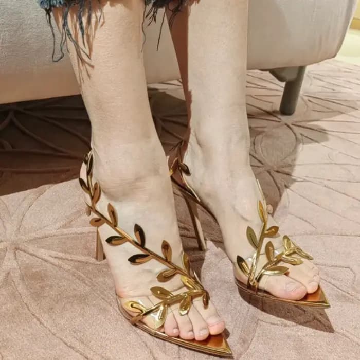 Branches et feuilles dorées entremêlent les talons hauts transparents ! Sandales