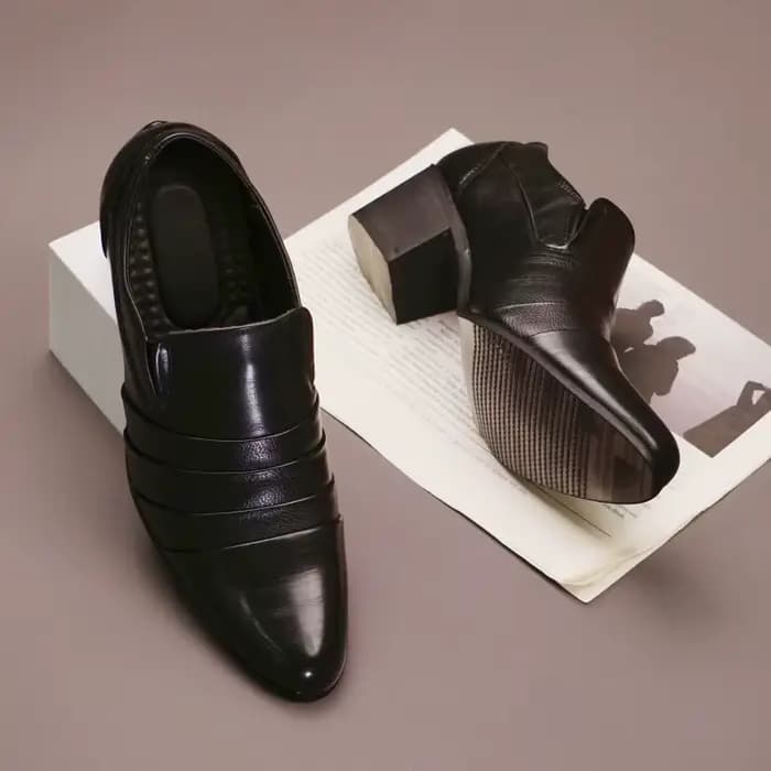 Vente chaude hommes en cuir talons hauts Europe amérique pointu haut de gamme Banquet chaussures habillées affaires hommes chaussures de travail polyvalentes