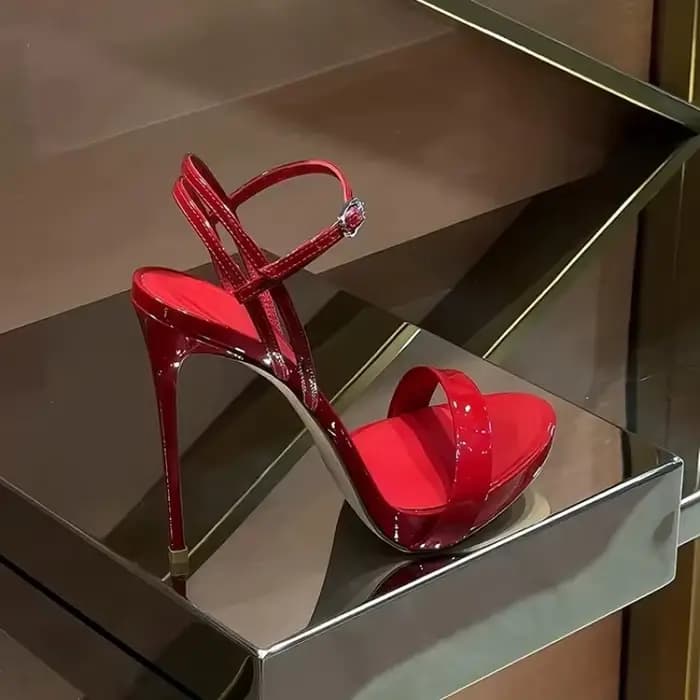 Sandales rouges à talons hauts