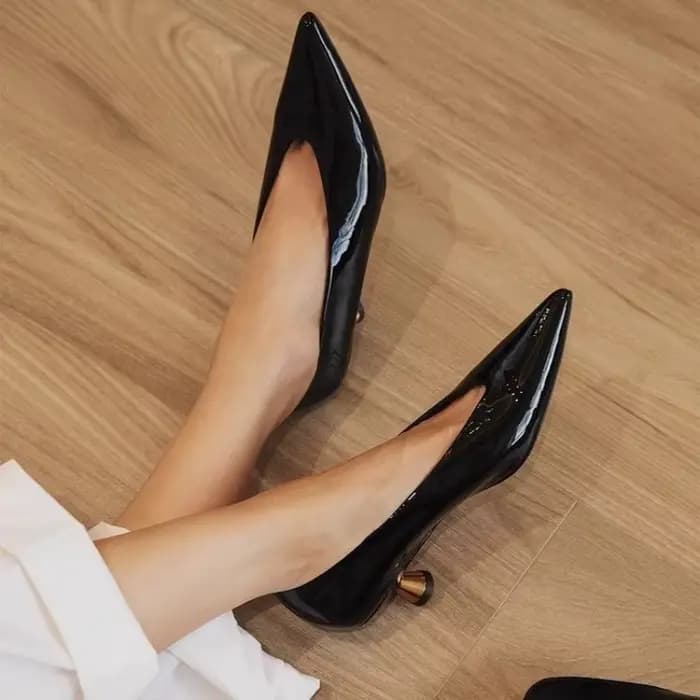 Escarpins à talon chaton en cuir verni