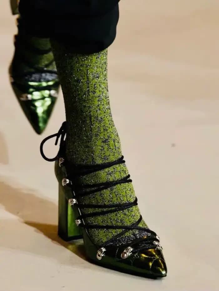 Escarpins métalliques à bout pointu avec lanières croisées, talon bloc épais, empeigne brillante, design tendance pour femme