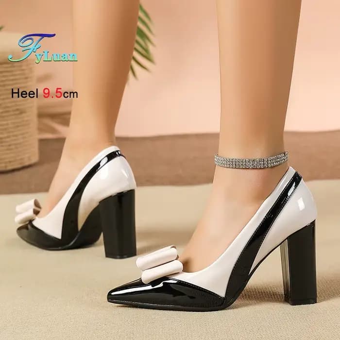 Escarpins de soirée élégants pour femme en cuir verni beige et noir avec nœud, talons épais de 9,5 cm, bout pointu et décolleté
