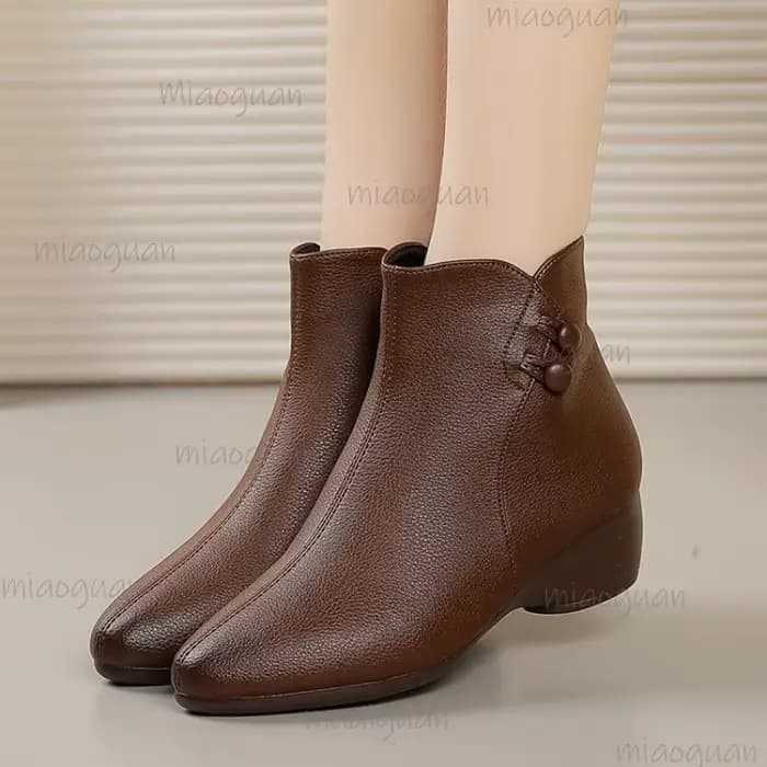 Nouvelles bottines en cuir pour femme 2026 - Bottines confortables à talon épais avec boutons décoratifs, chaussures tendance en cuir souple et confortables