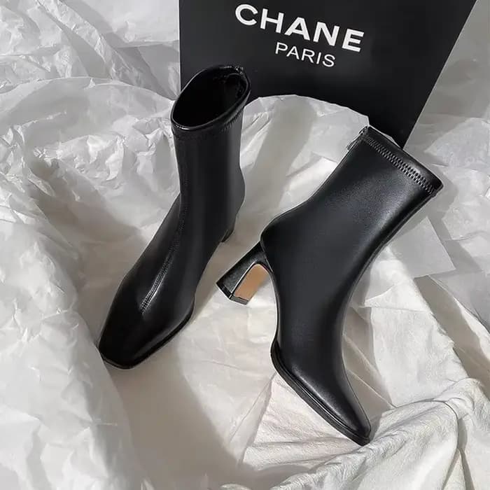 Bottines carrées en cuir souple pour femme
