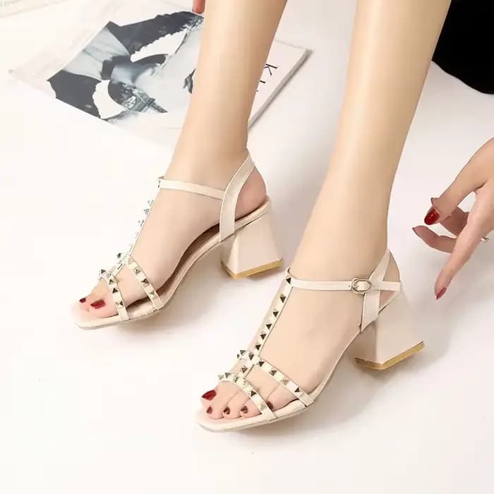 Femme chaussures bout ouvert corée nouvelles sandales de mode respirantes pour les femmes de haute qualité en gros en vrac et prix bas été 2025 offres