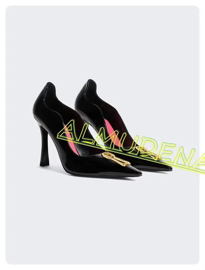 Escarpins noirs en cuir à bout pointu doré pour femme
