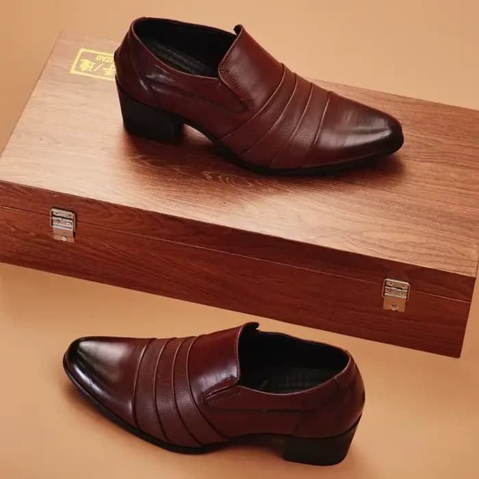 Vente chaude hommes en cuir talons hauts Europe amérique pointu haut de gamme Banquet chaussures habillées affaires hommes chaussures de travail polyvalentes