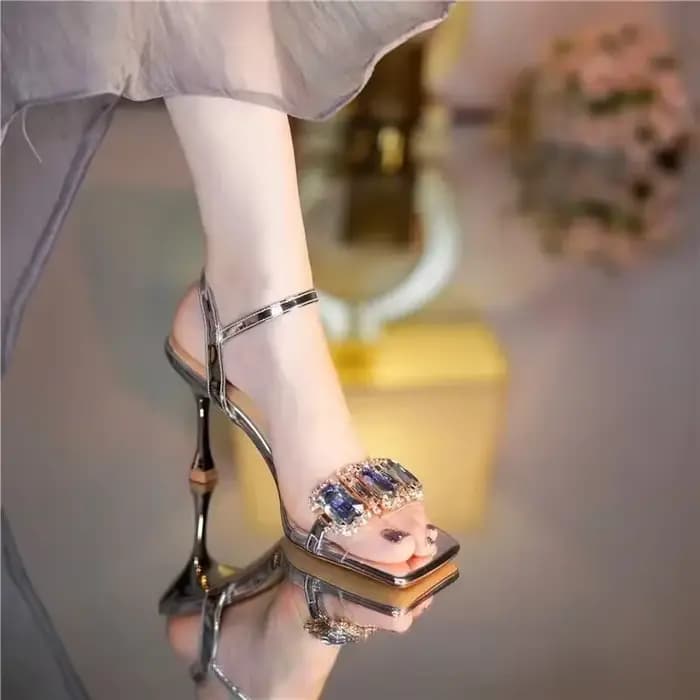Sandales dorées à talon fin avec diamants pour femmes