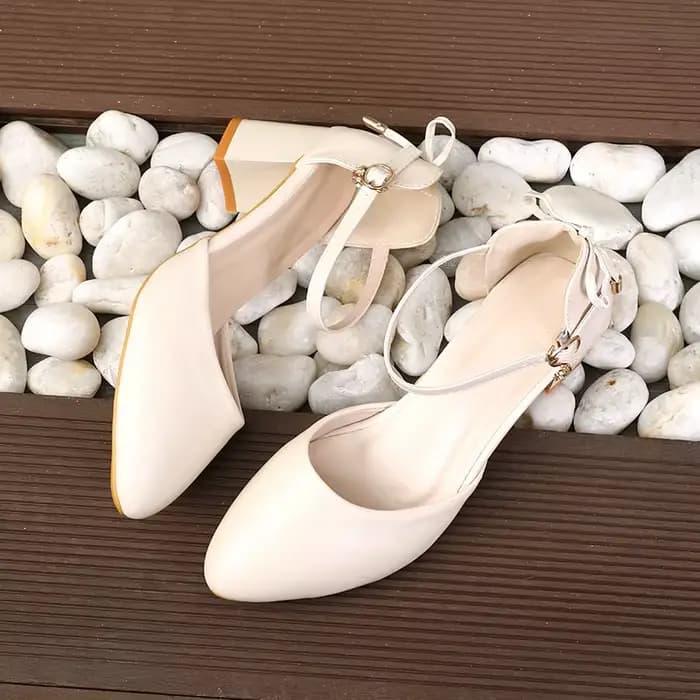 Talons hauts à fines bretelles de Style féerique