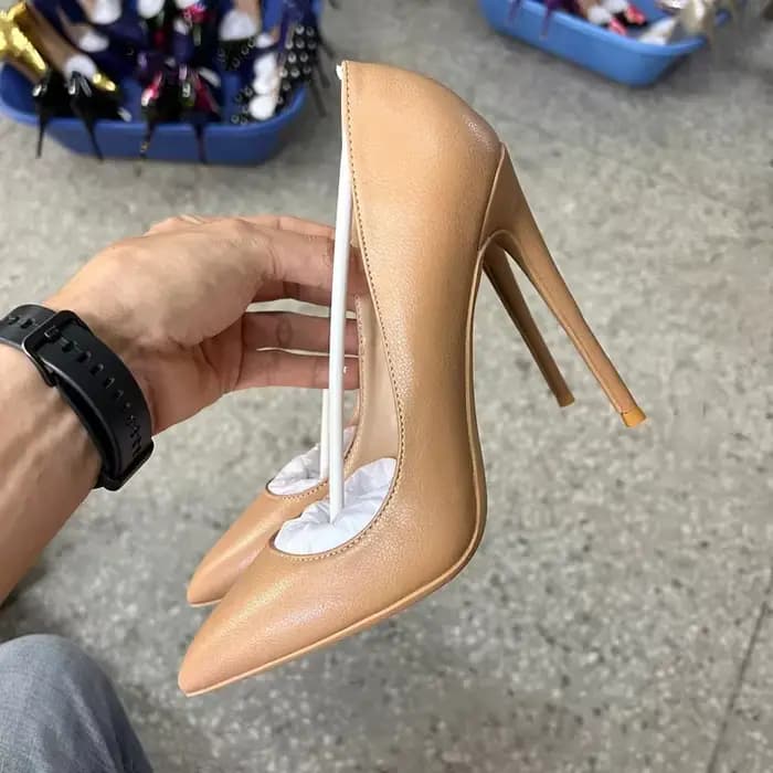 Talons aiguilles à bout pointu en cuir nu