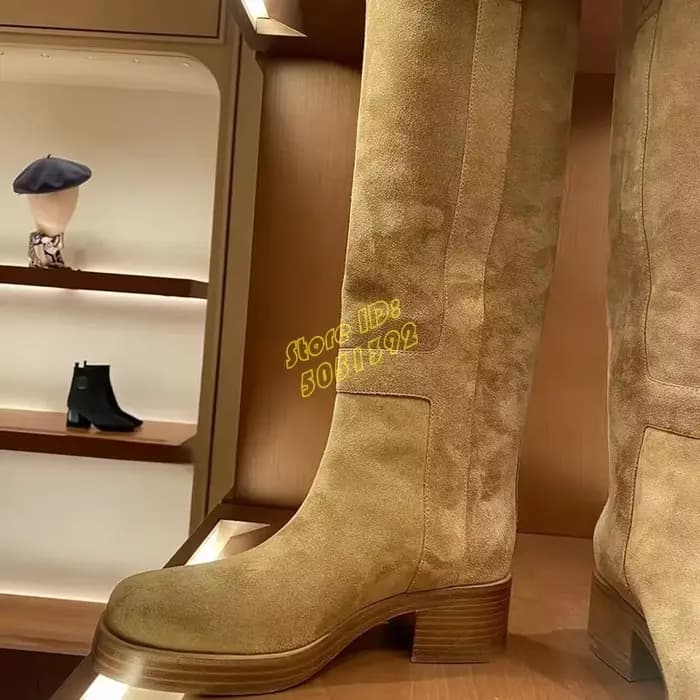 Bottes hautes en daim à talon carré