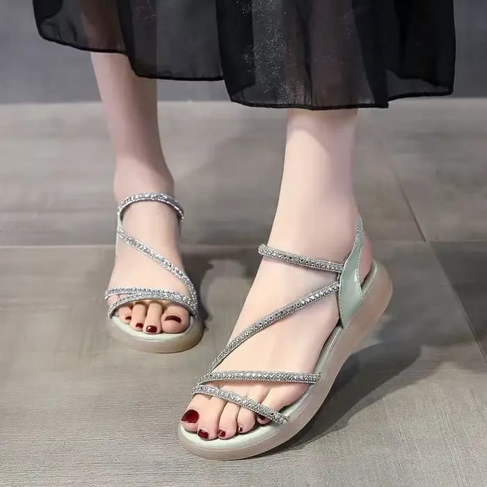 Sandales tendance pour femmes avec strass, nouvelle collection été 2024, style romain à talon plat et semelle épaisse, très tendance