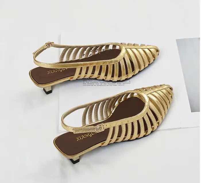Sandales d'été pour femme marron doré, talon bas 4 cm, bout fermé, tissées ajourées, à bride à boucle, chaussures décontractées habillées