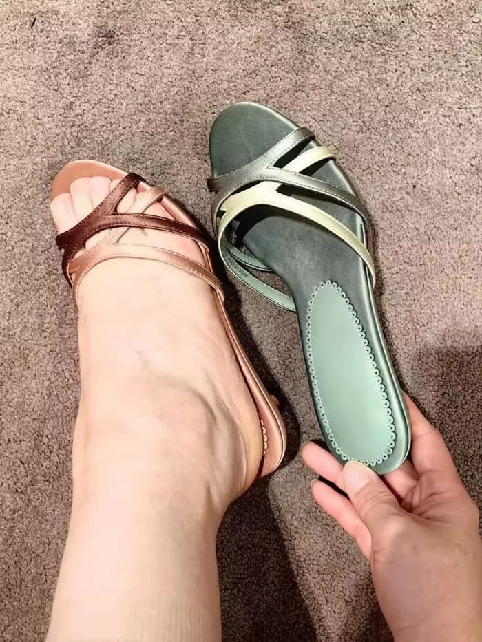 Sandales mules à talon chaton et bout carré en satin gris-vert à brides croisées pour femme – Élégance vintage
