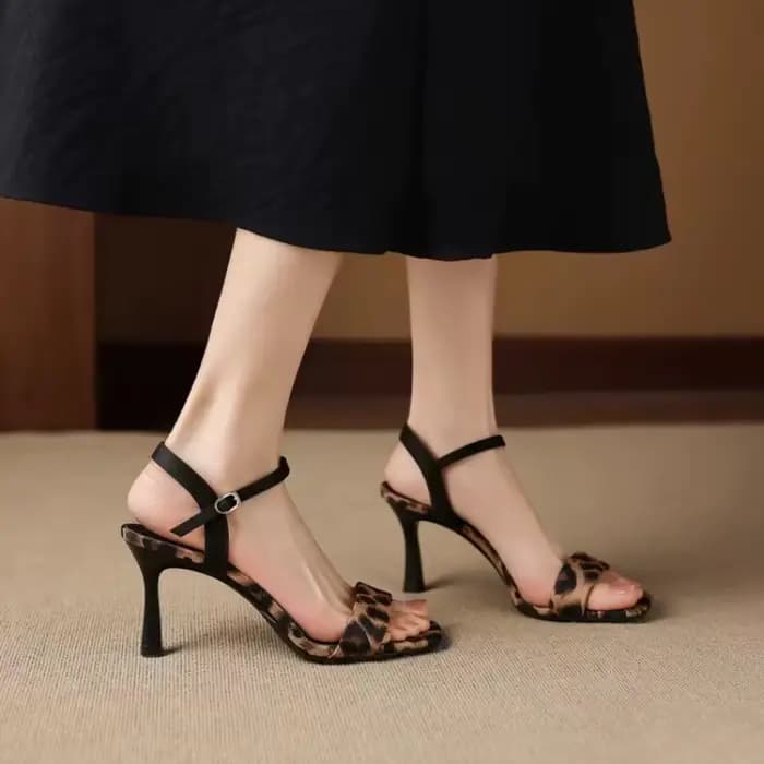 Sandales sexy à talons hauts imprimé léopard, sandales à talon fin à une seule bride. Chaussures élégantes pour femmes, style fête d'été. Tailles 35 - 43