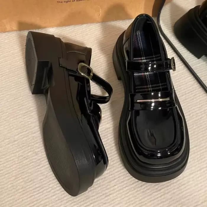 Chaussures en cuir à talons bas pour femmes