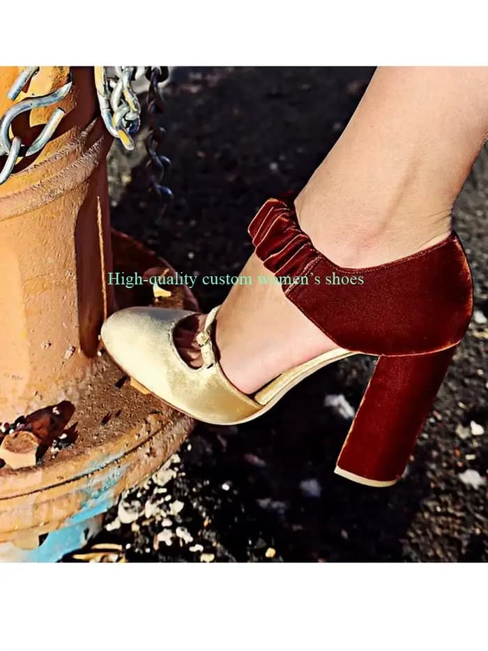 Chaussures de luxe pour femmes à talons hauts épais en velours bicolore or et bordeaux avec boucle sur le devant